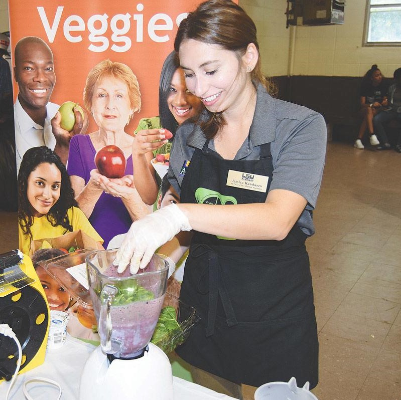 Nutrition agent making smoothie